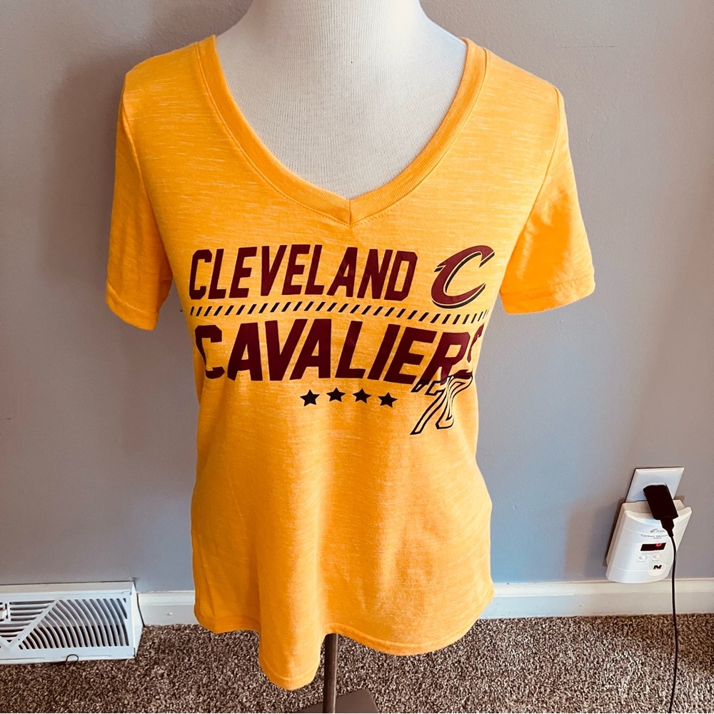 Wine Gold NBA Cleveland Cavaliers Graphic T-shirt Tee NWOT Soft Women’s Medium M